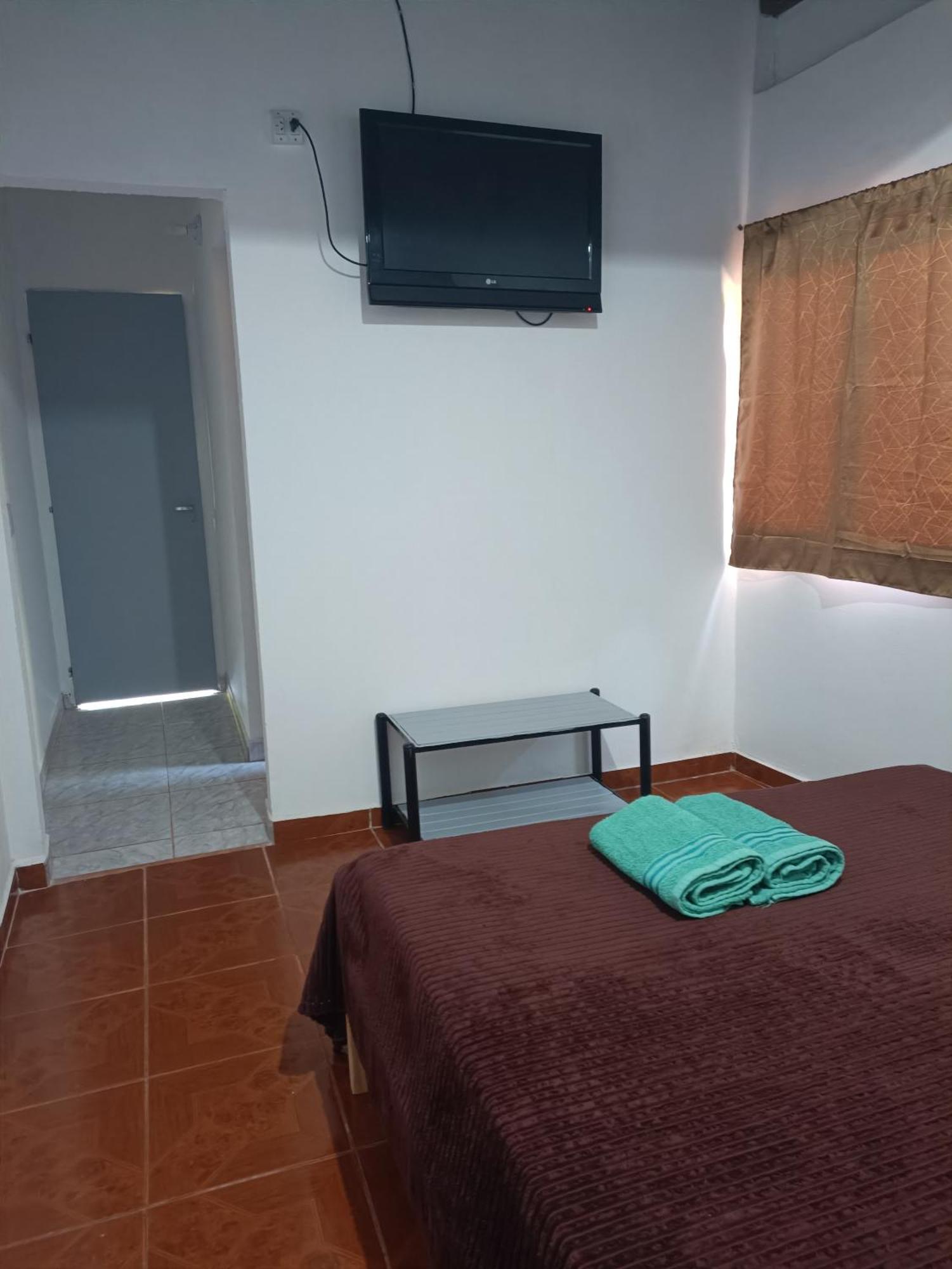 Hostel El Amanecer ปูแอร์โตอีกวาซู ภายนอก รูปภาพ